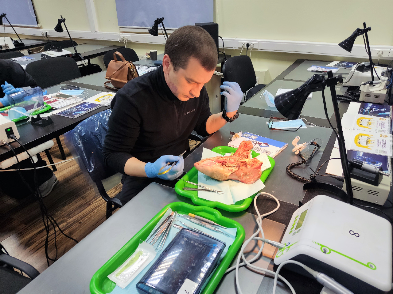 Дентальная имплантация с одновременной пластикой мягких тканей в сложных клинических случаях