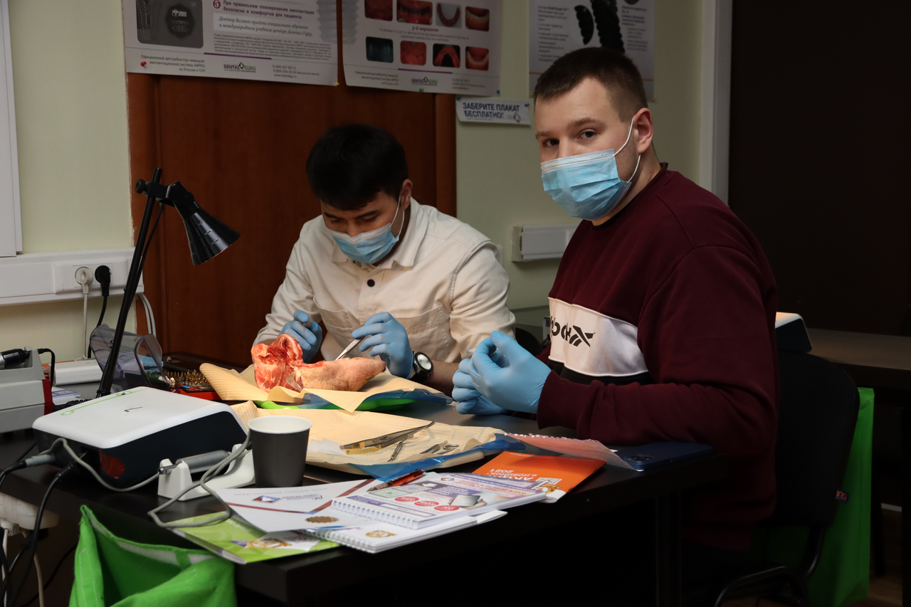 Дентальная имплантация с одновременной пластикой мягких тканей в сложных клинических случаях