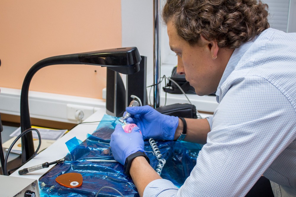 Керамические и композитные виниры в реставрации фронтальных зубов