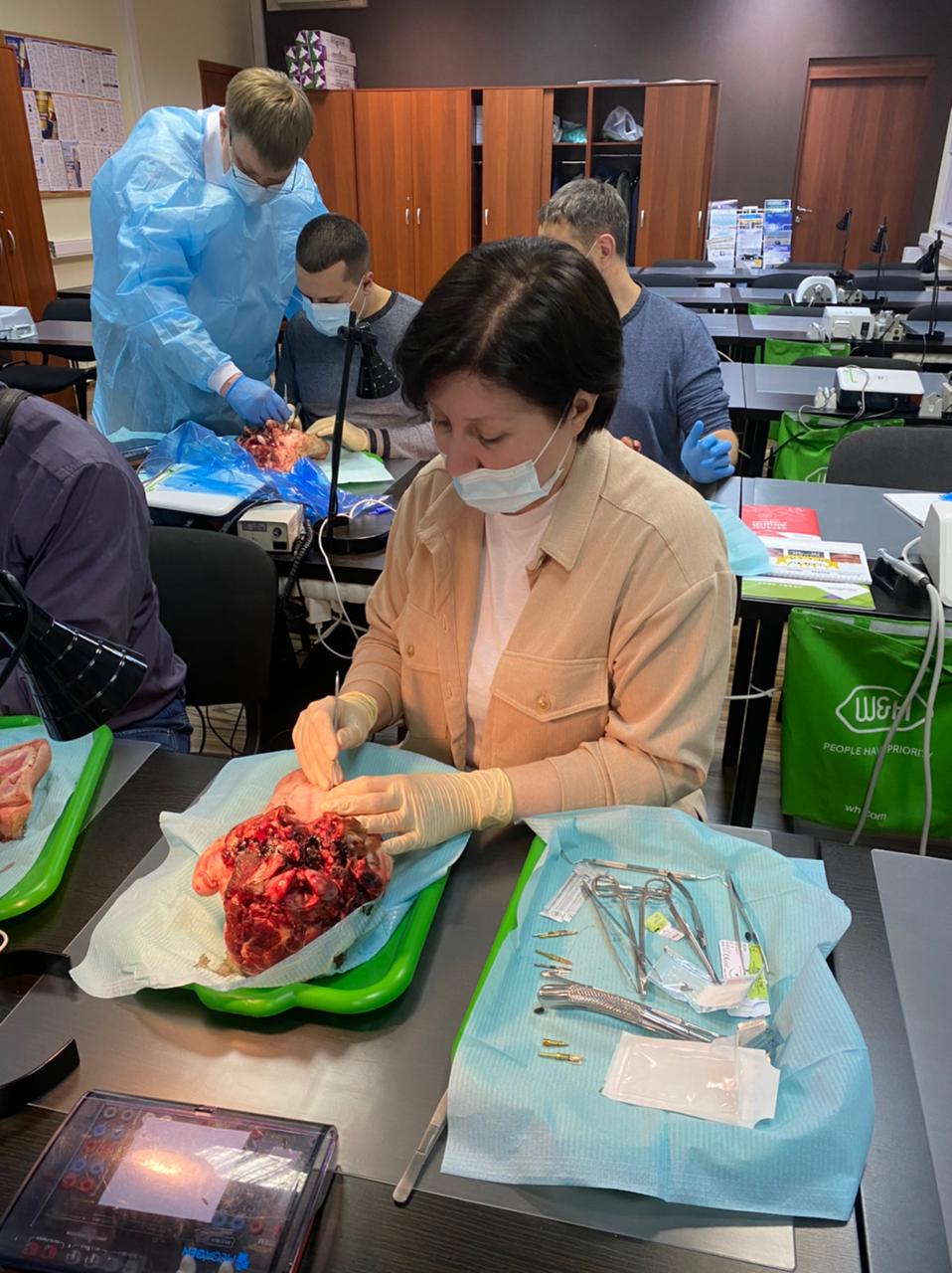 Дентальная имплантация с одновременной пластикой мягких тканей в сложных клинических случаях. 3 апреля 2021