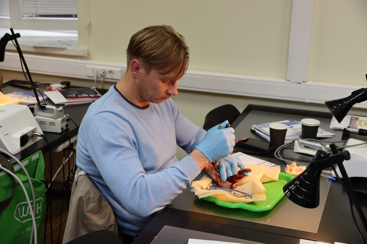 Атравматичное удаление зубов и методики наложения швов