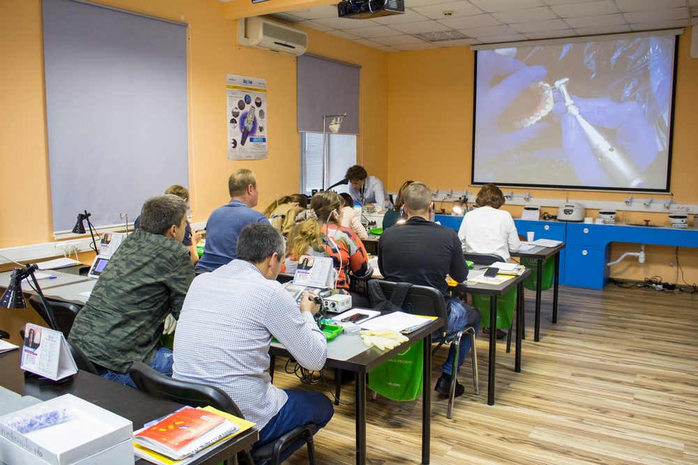 Керамические и композитные виниры в реставрации фронтальных зубов