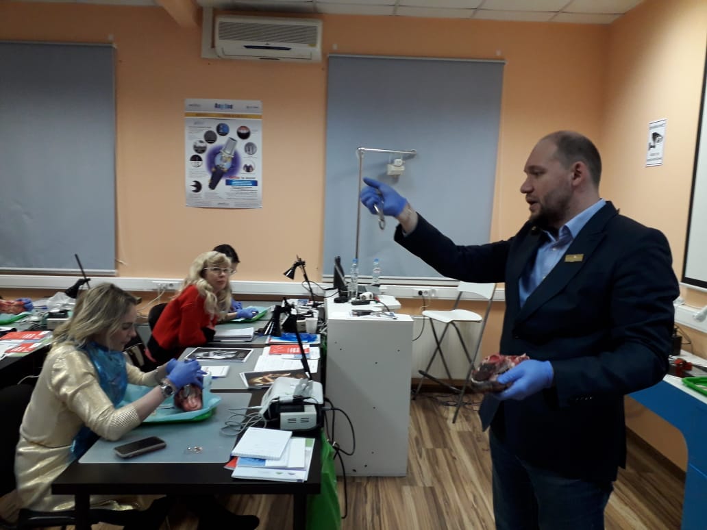 Атравматичное удаление зубов и методики наложения швов