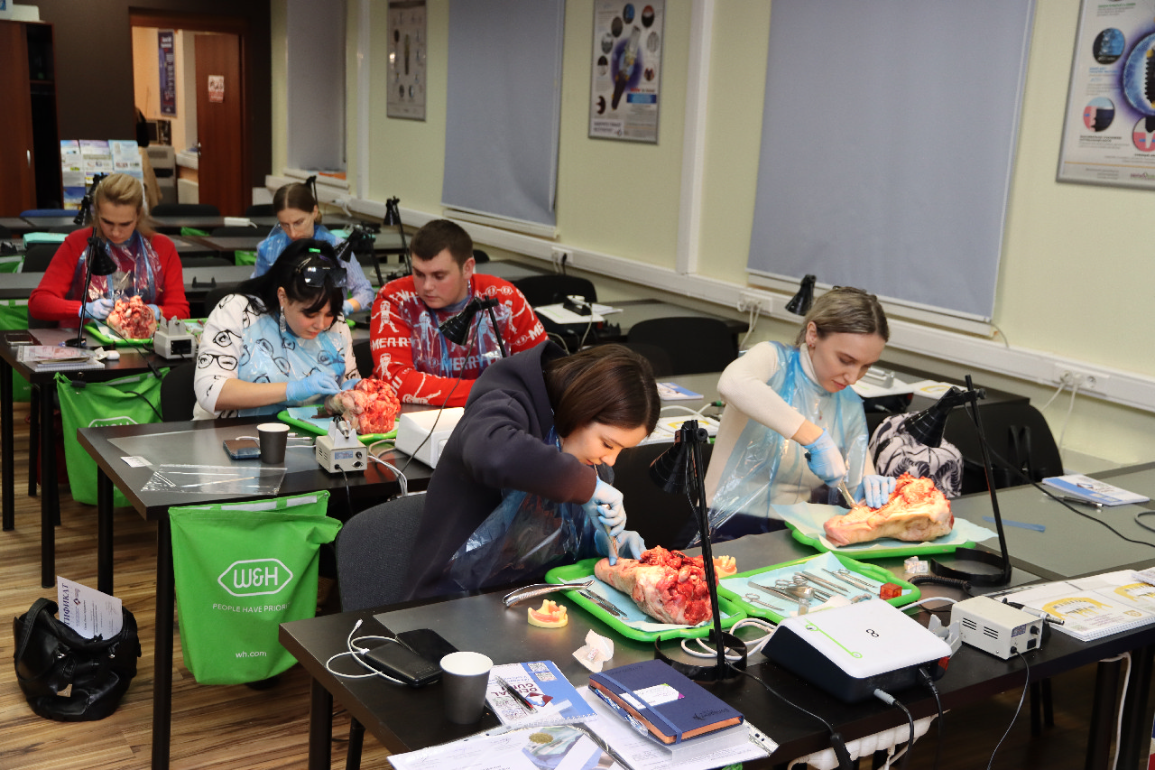 Атравматичное удаление зубов и методики наложения швов