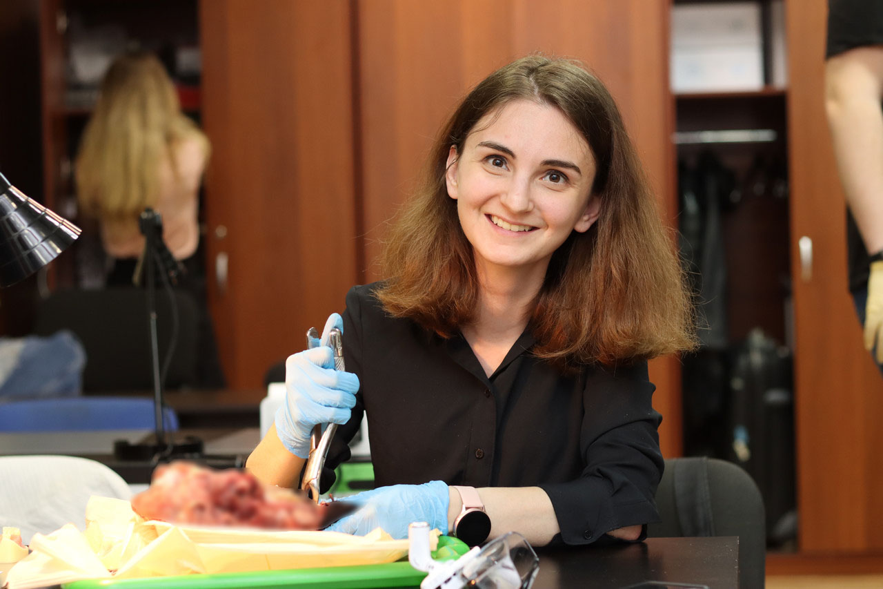 Атравматичное удаление зубов и методики наложения швов