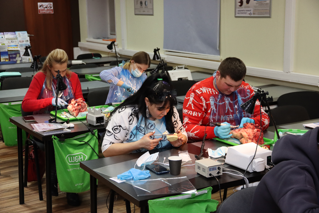 Атравматичное удаление зубов и методики наложения швов