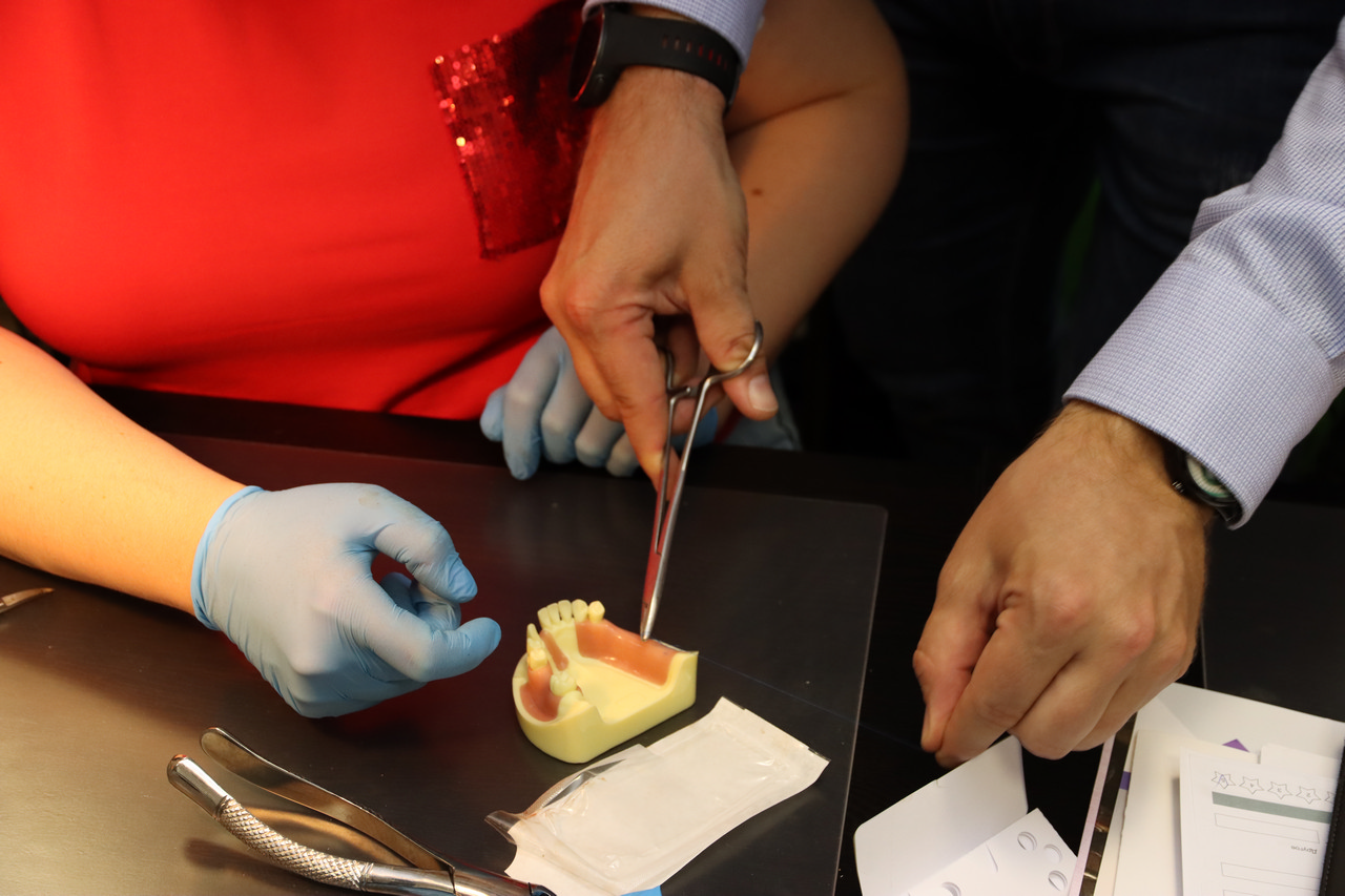 Атравматичное удаление зубов и методики наложения швов