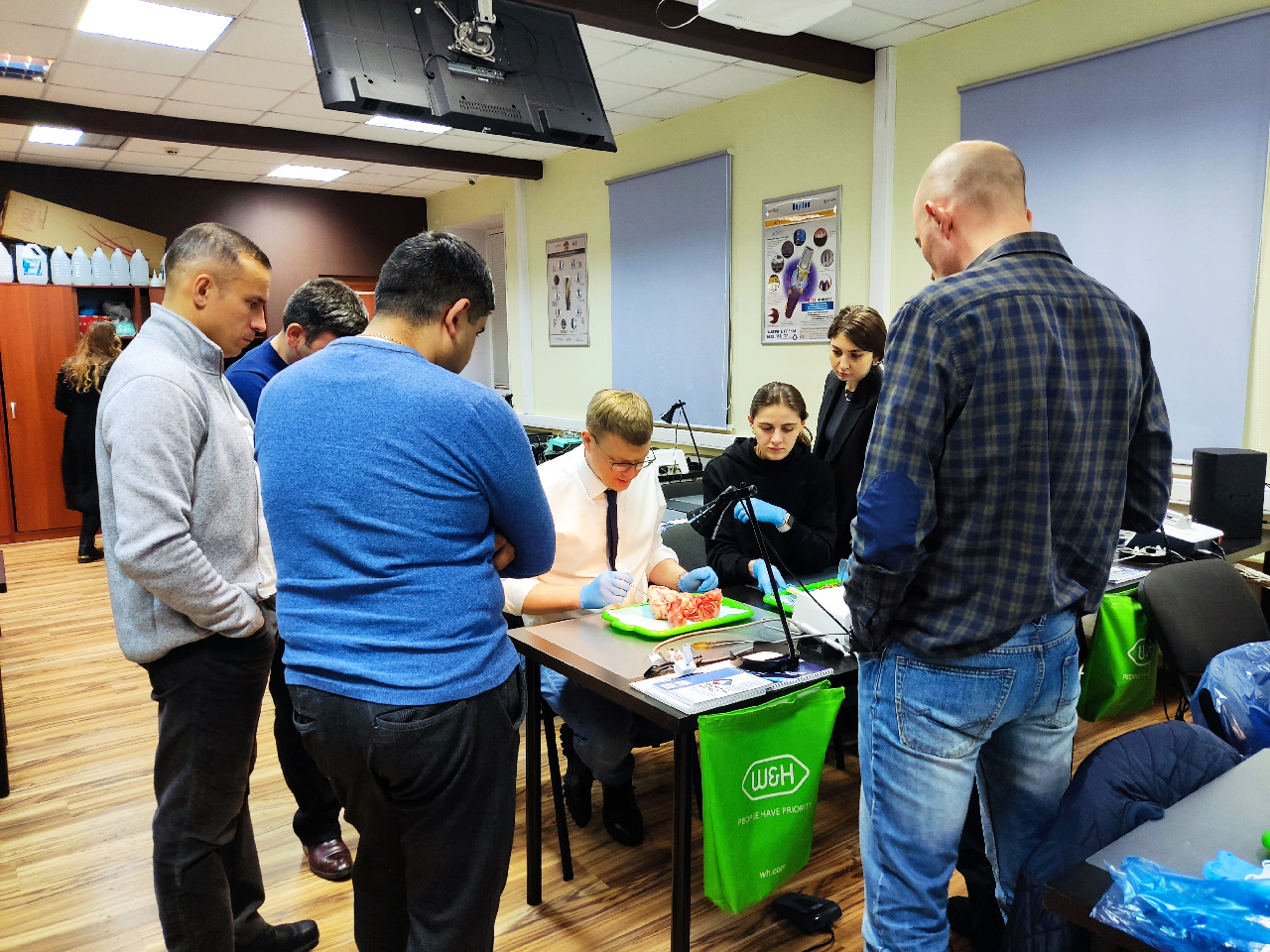 Дентальная имплантация с одновременной пластикой мягких тканей в сложных клинических случаях