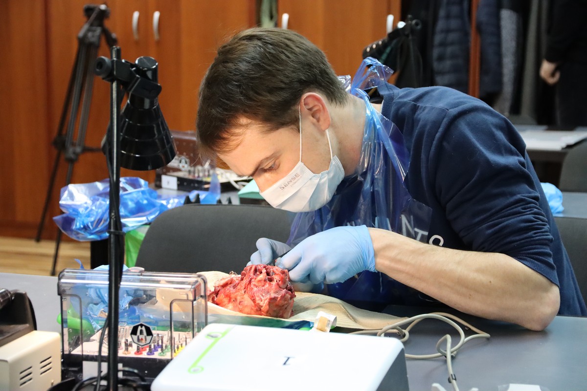 Одномоментная имплантация и немедленная нагрузка