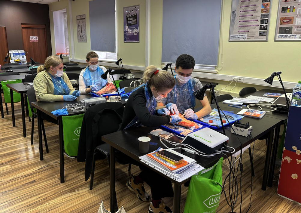 Атравматичное удаление зубов и методики наложения швов