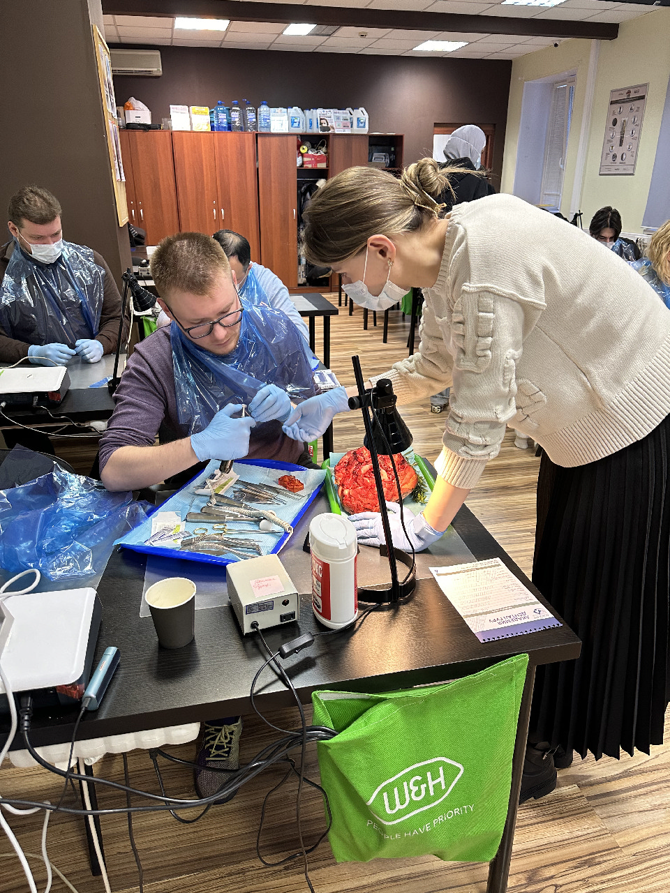 Атравматичное удаление зубов и методики наложения швов