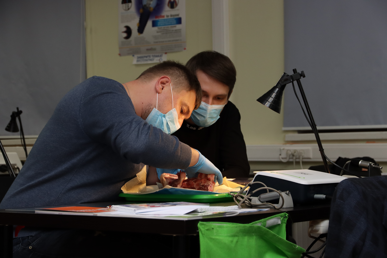 Дентальная имплантация с одновременной пластикой мягких тканей в сложных клинических случаях