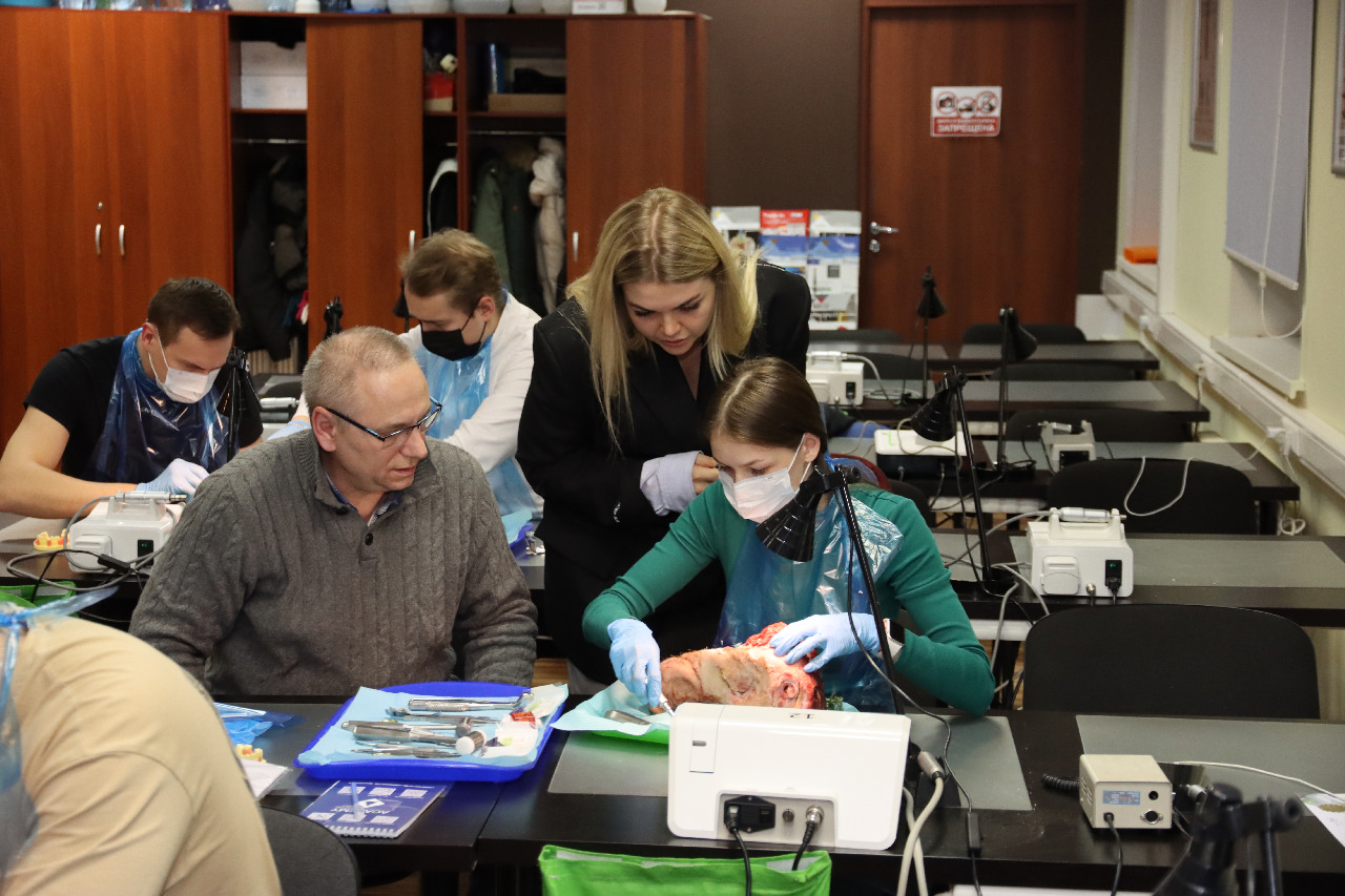 Атравматичное удаление зубов и методики наложения швов