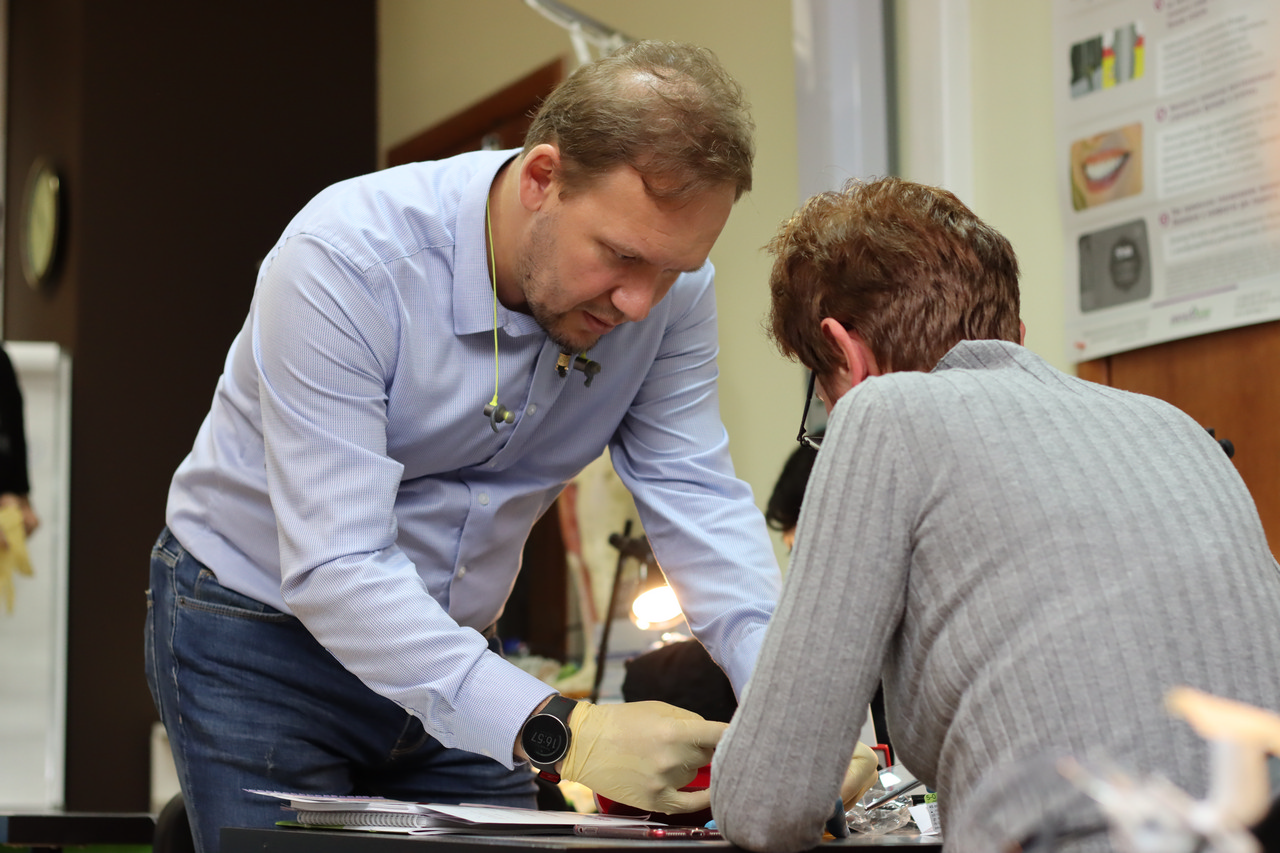 Атравматичное удаление зубов и методики наложения швов