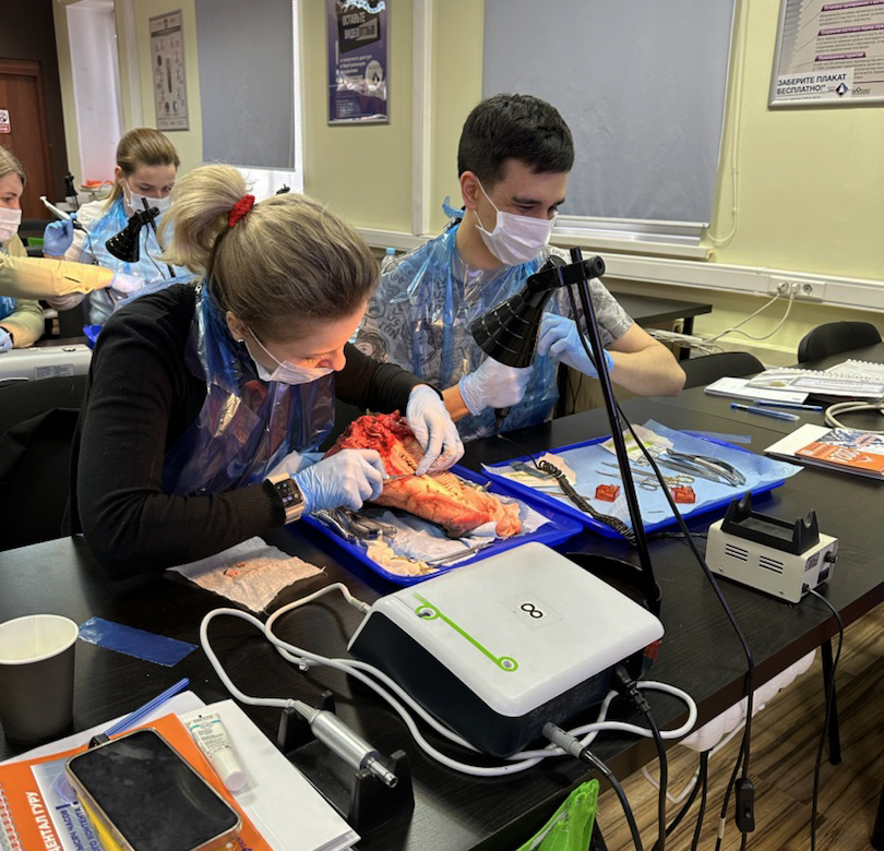 Атравматичное удаление зубов и методики наложения швов