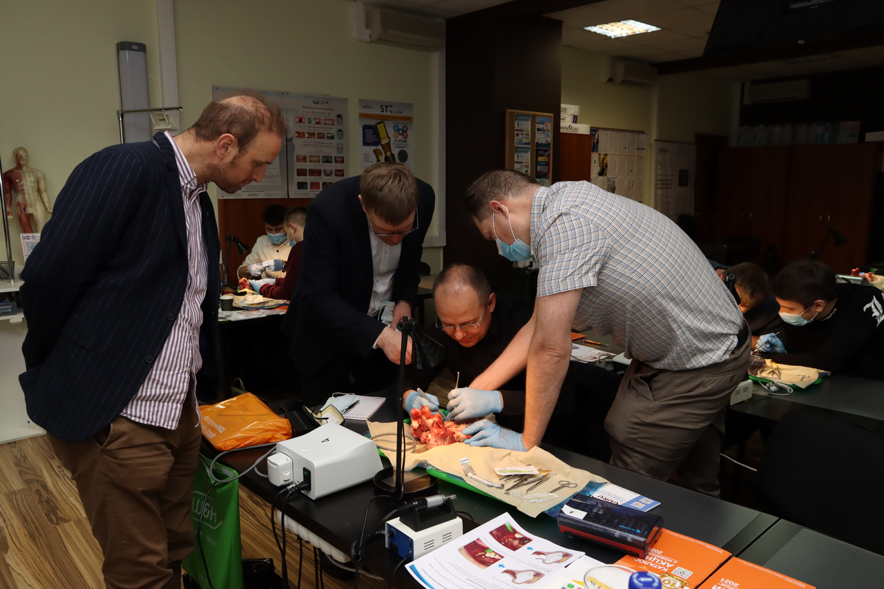 Дентальная имплантация с одновременной пластикой мягких тканей в сложных клинических случаях