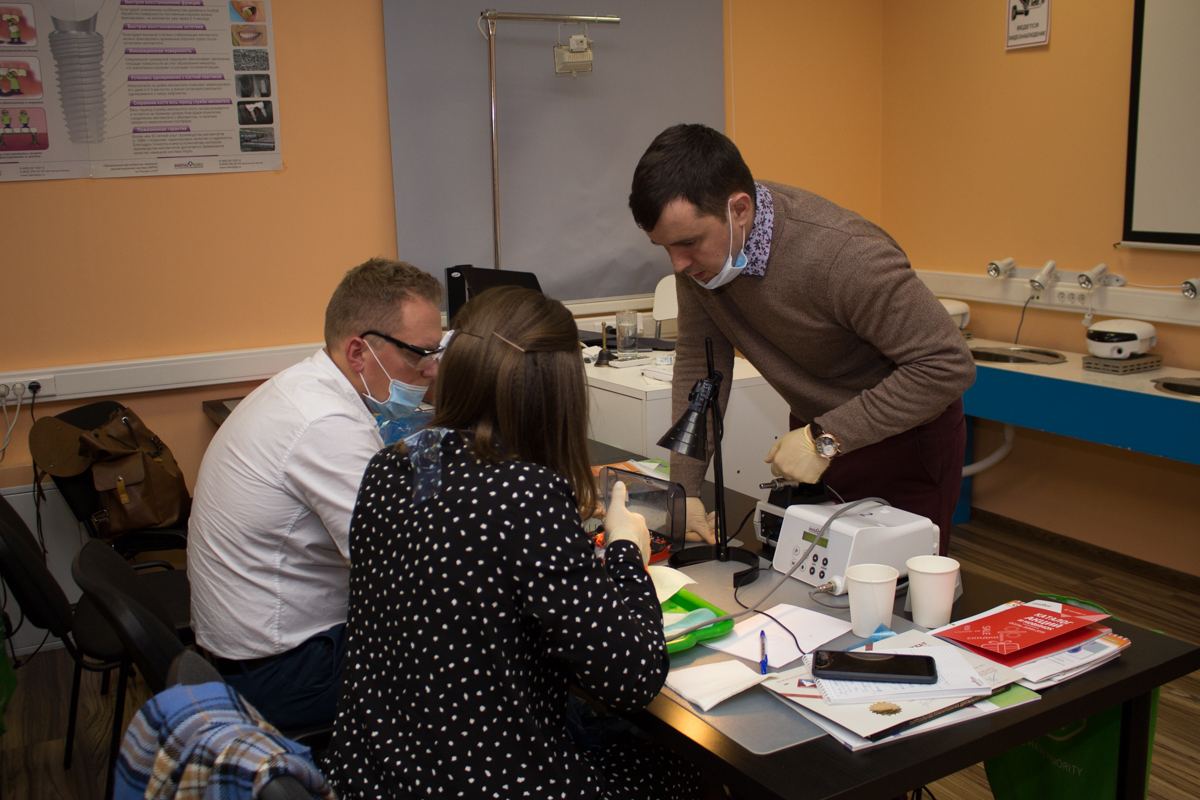 Одномоментная имплантация и немедленная нагрузка. 3 февраля 2020