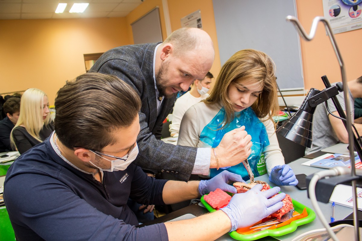 Атравматичное удаление зубов и методики наложения швов