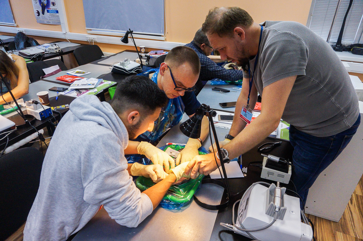 Атравматичное удаление зубов и методики наложения швов. 17 августа 2019г.