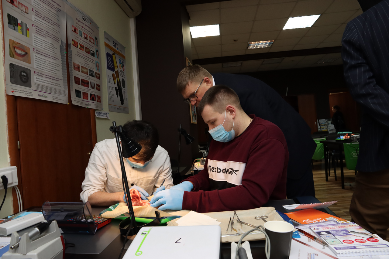 Дентальная имплантация с одновременной пластикой мягких тканей в сложных клинических случаях