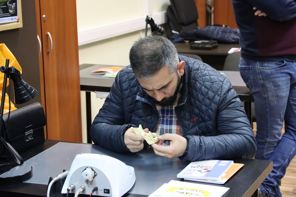 Одномоментная имплантация и немедленная нагрузка