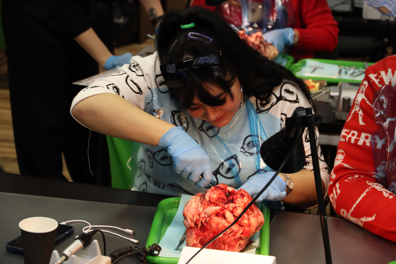 Атравматичное удаление зубов и методики наложения швов