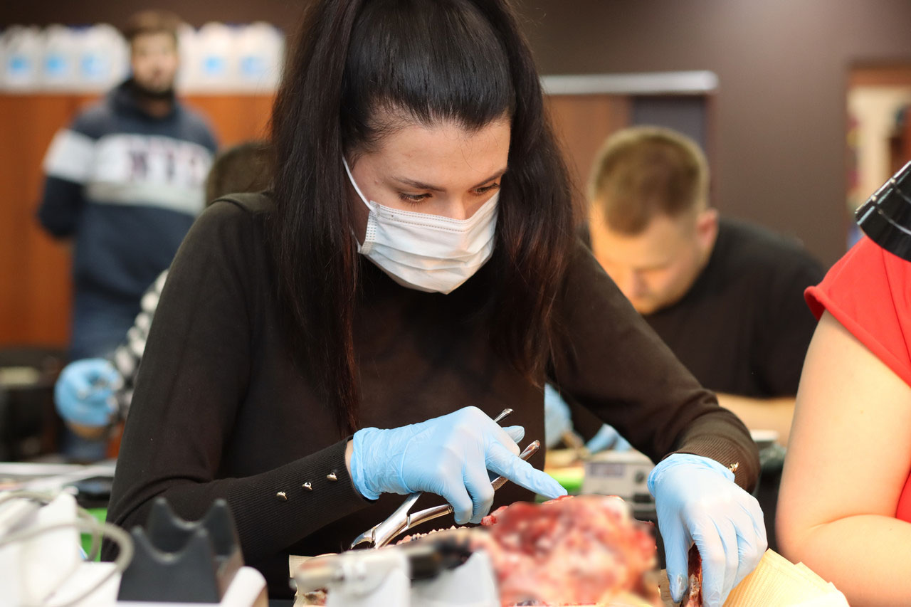 Атравматичное удаление зубов и методики наложения швов