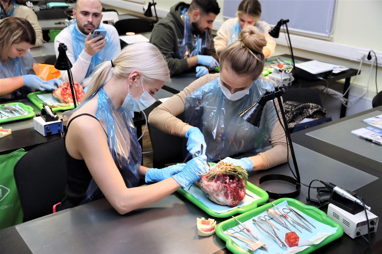 Атравматичное удаление зубов и методики наложения швов