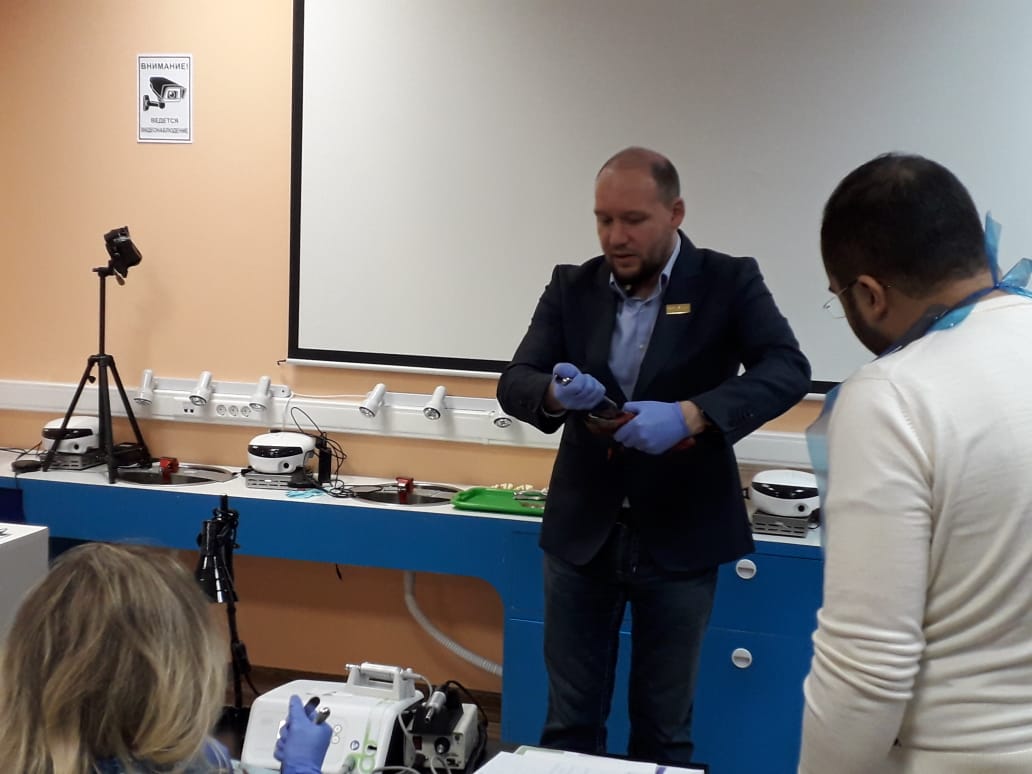 Атравматичное удаление зубов и методики наложения швов