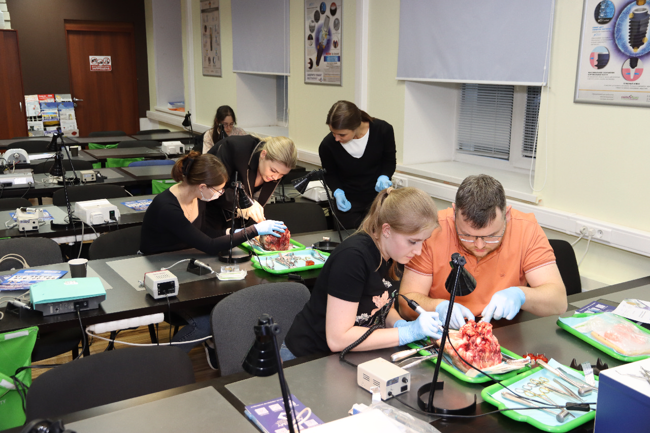 Атравматичное удаление зубов и методики наложения швов