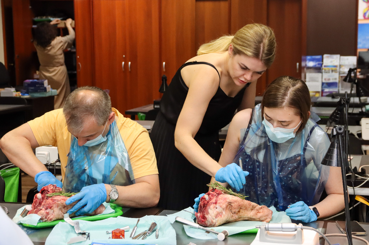 Атравматичное удаление зубов и методики наложения швов