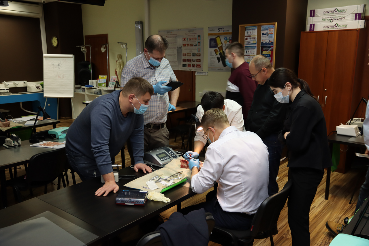 Дентальная имплантация с одновременной пластикой мягких тканей в сложных клинических случаях