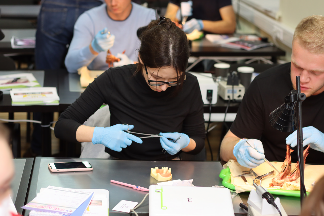 Атравматичное удаление зубов и методики наложения швов