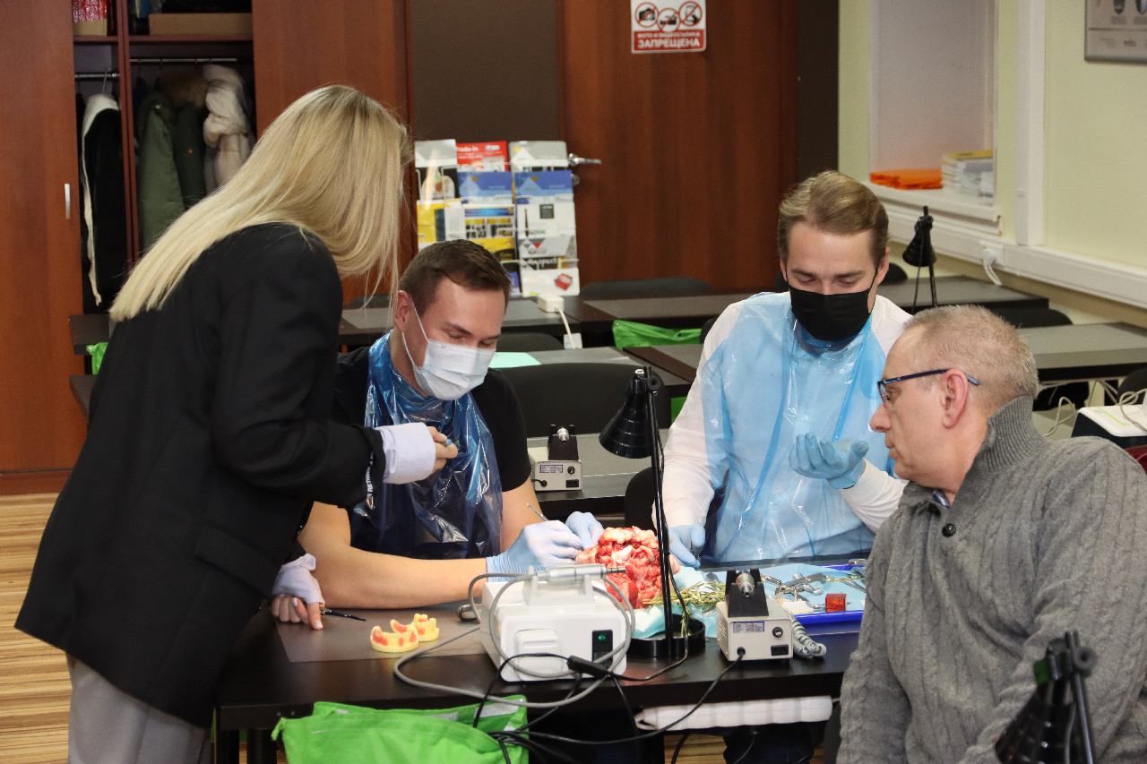 Атравматичное удаление зубов и методики наложения швов