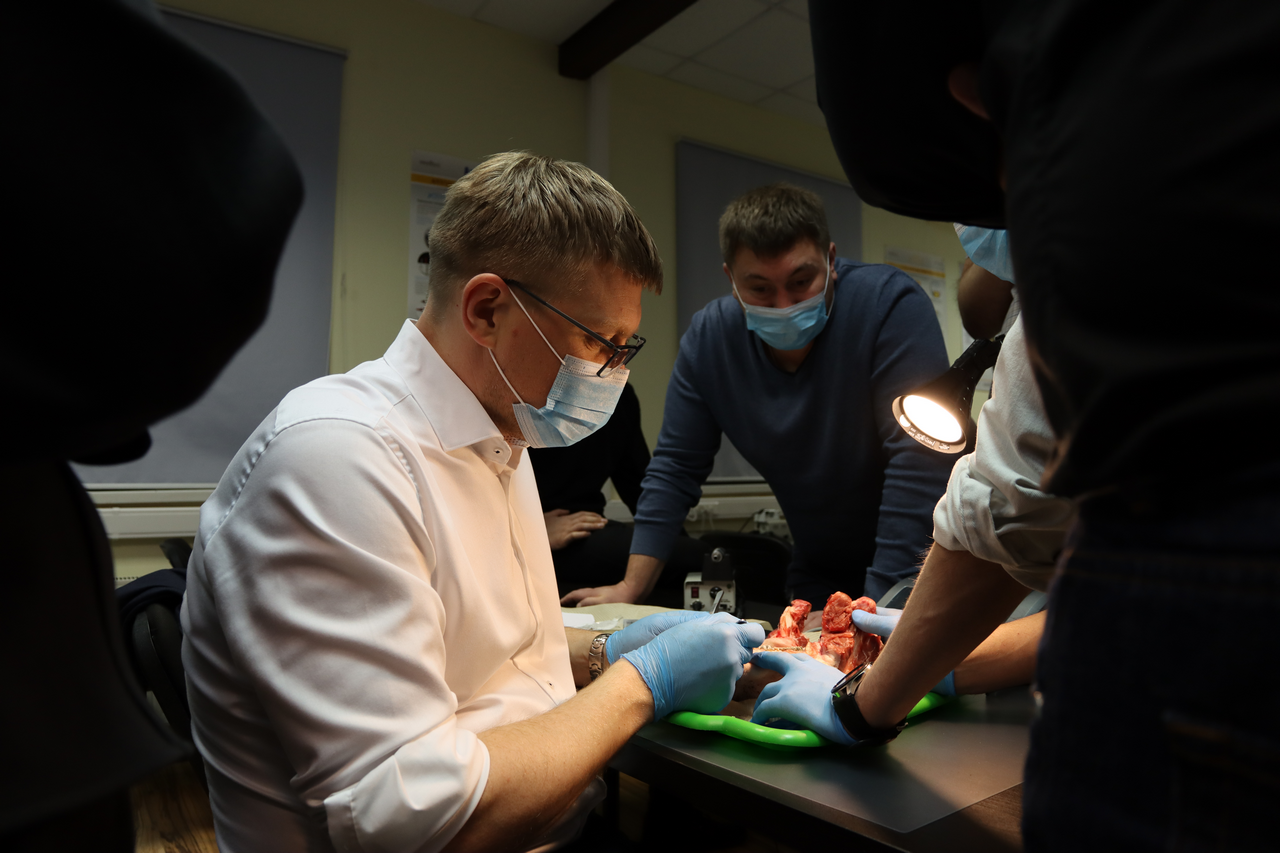 Дентальная имплантация с одновременной пластикой мягких тканей в сложных клинических случаях