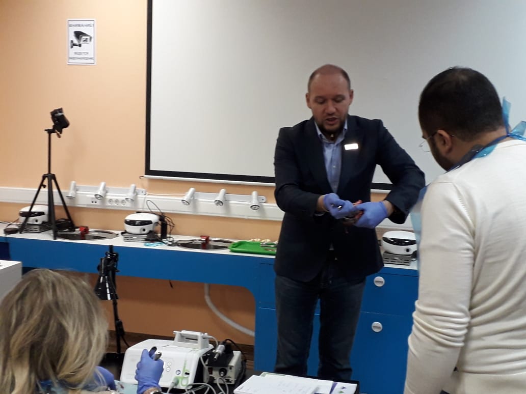 Атравматичное удаление зубов и методики наложения швов