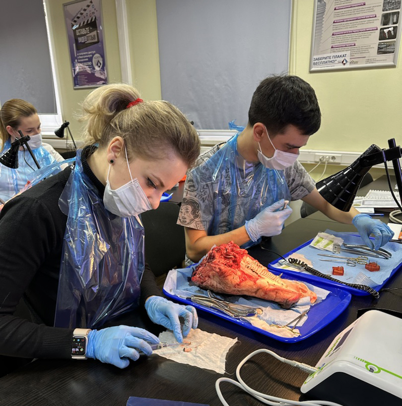 Атравматичное удаление зубов и методики наложения швов