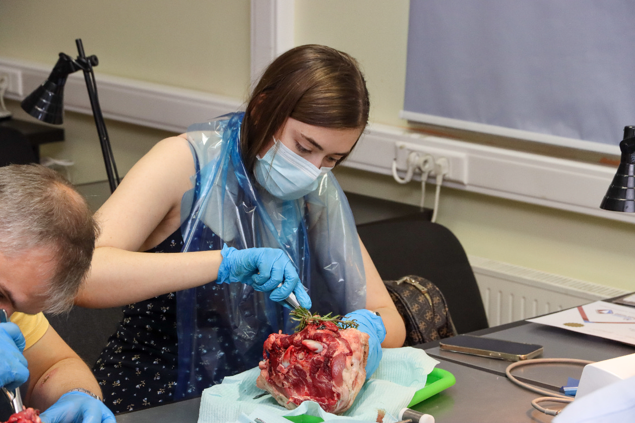 Атравматичное удаление зубов и методики наложения швов