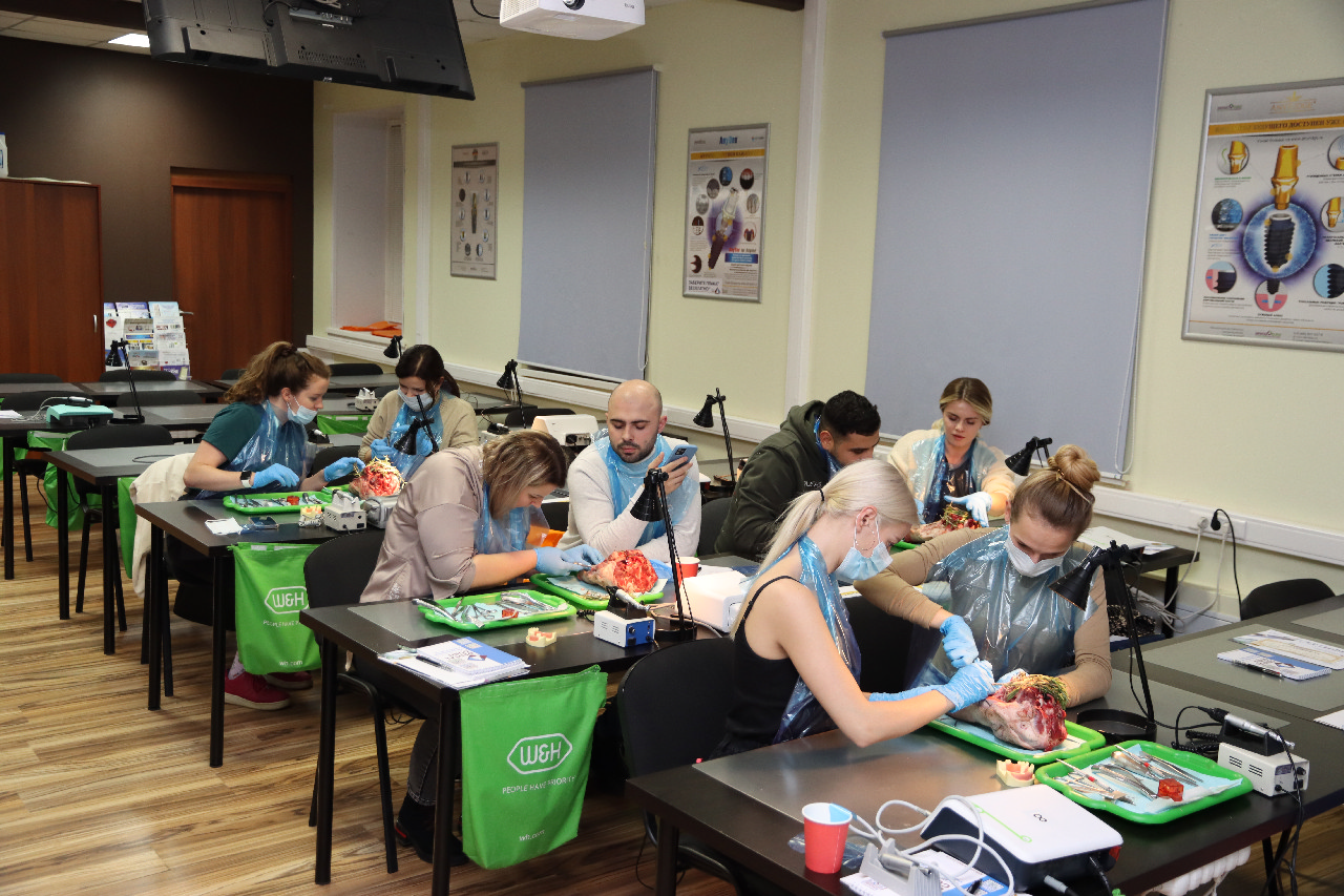 Атравматичное удаление зубов и методики наложения швов