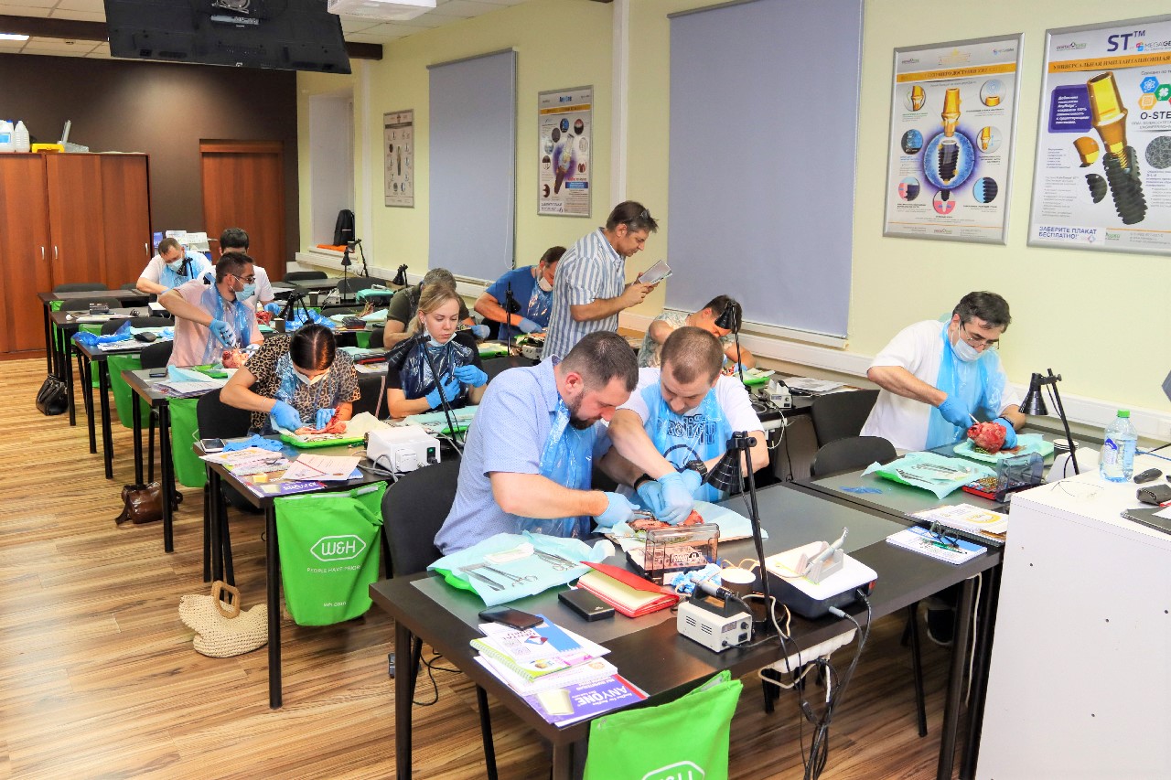 Одномоментная имплантация и немедленная нагрузка