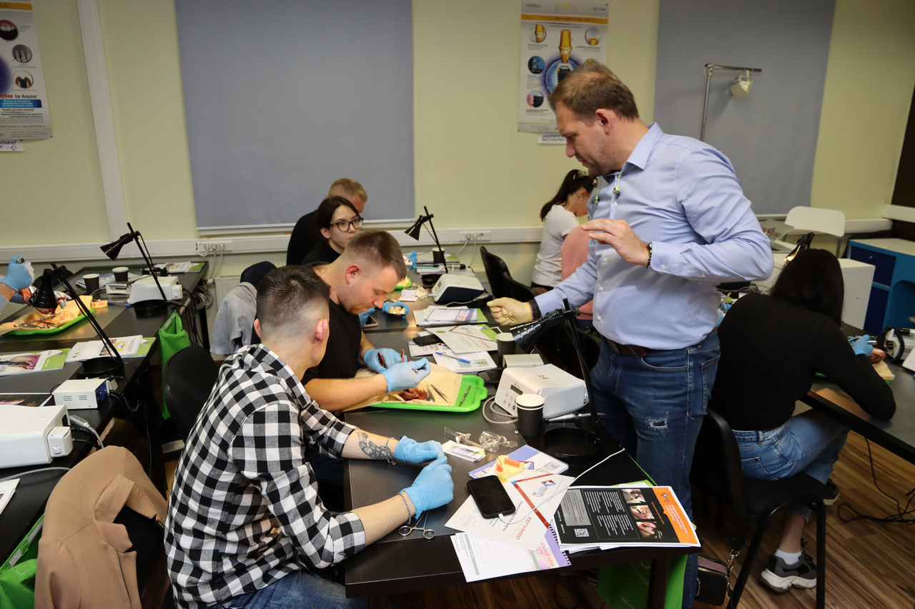 Атравматичное удаление зубов и методики наложения швов