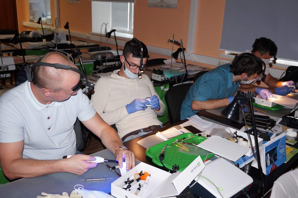 Керамические и композитные виниры в реставрации фронтальных зубов