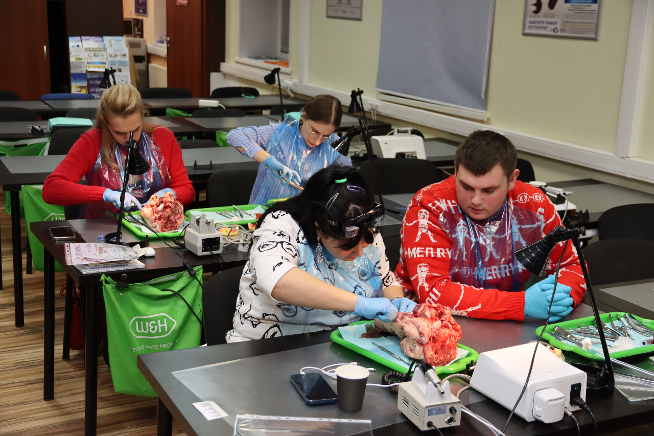 Атравматичное удаление зубов и методики наложения швов