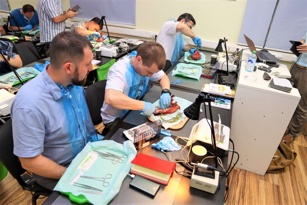 Одномоментная имплантация и немедленная нагрузка