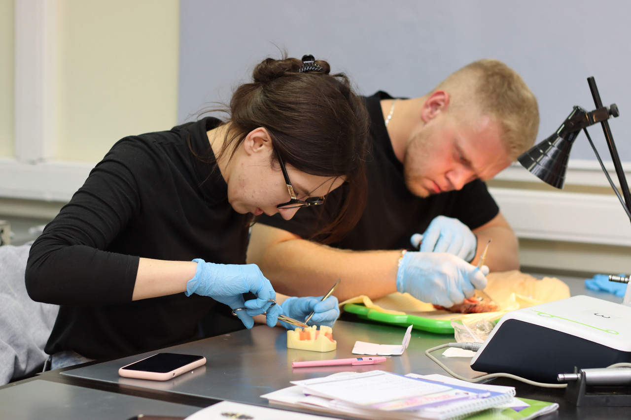 Атравматичное удаление зубов и методики наложения швов