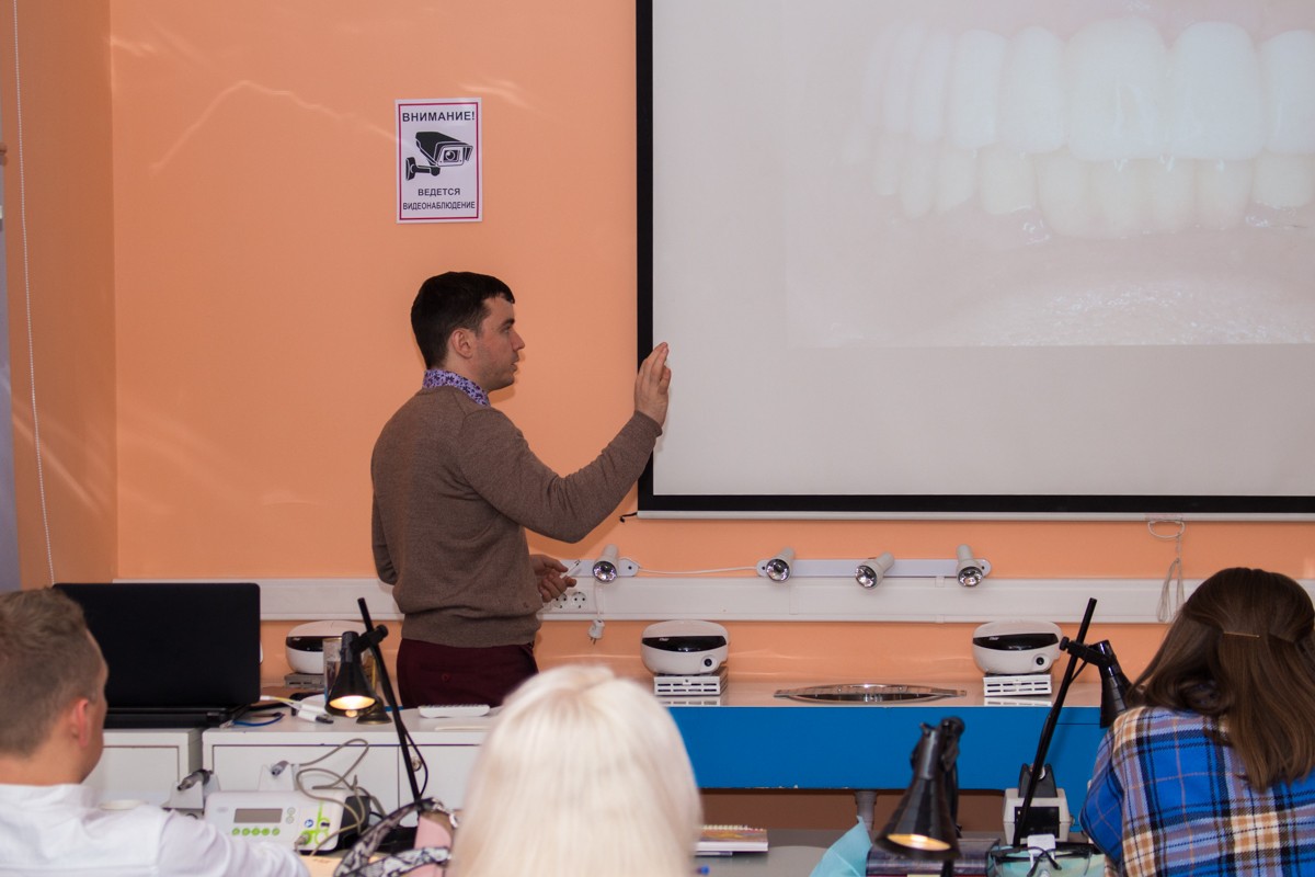 Одномоментная имплантация и немедленная нагрузка. 3 февраля 2020