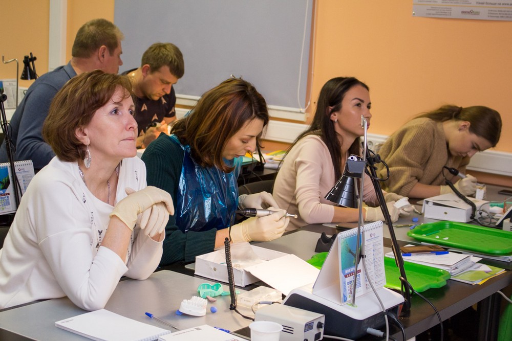 Керамические и композитные виниры в реставрации фронтальных зубов