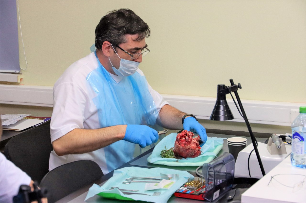 Одномоментная имплантация и немедленная нагрузка