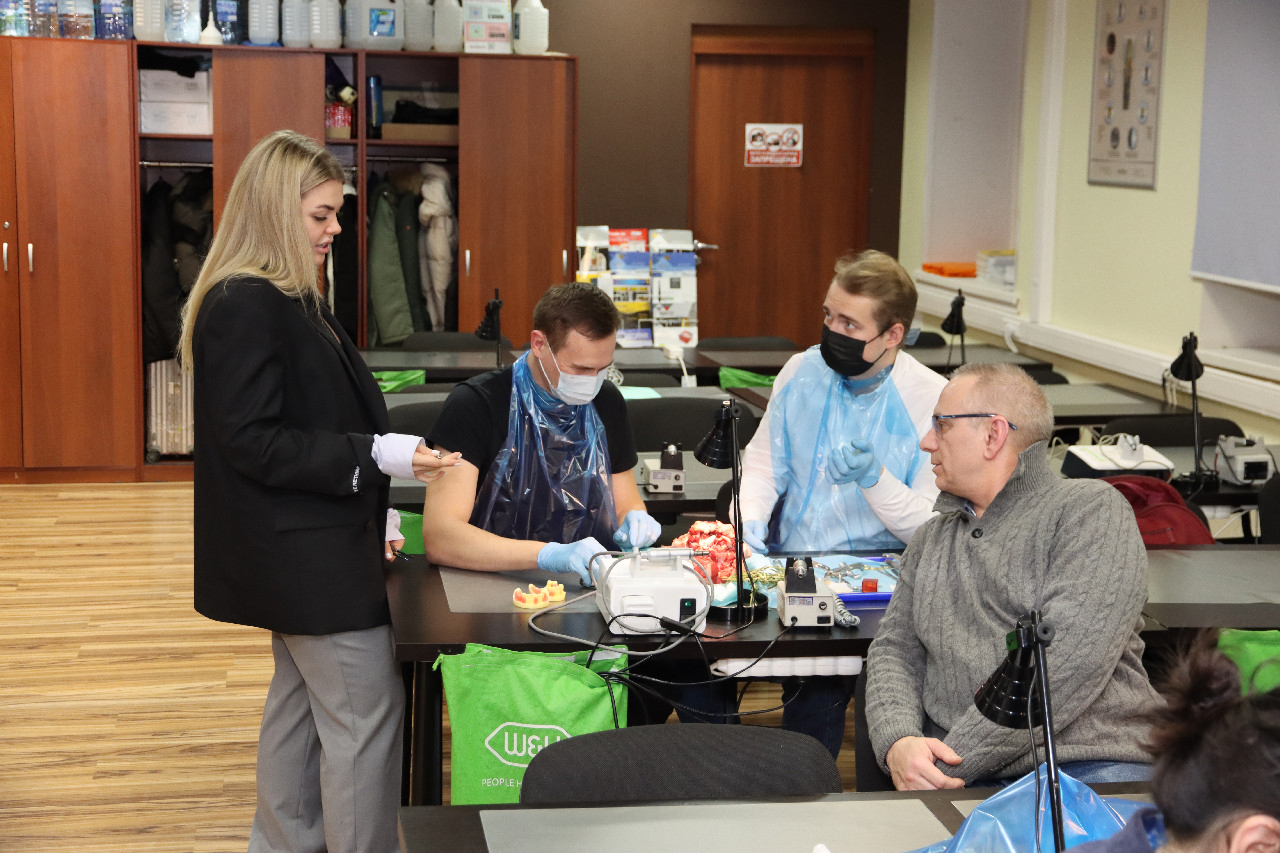 Атравматичное удаление зубов и методики наложения швов