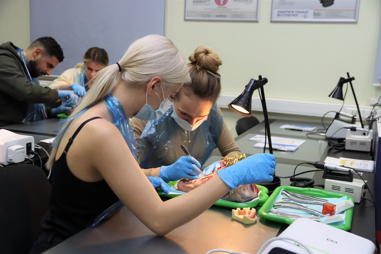 Атравматичное удаление зубов и методики наложения швов